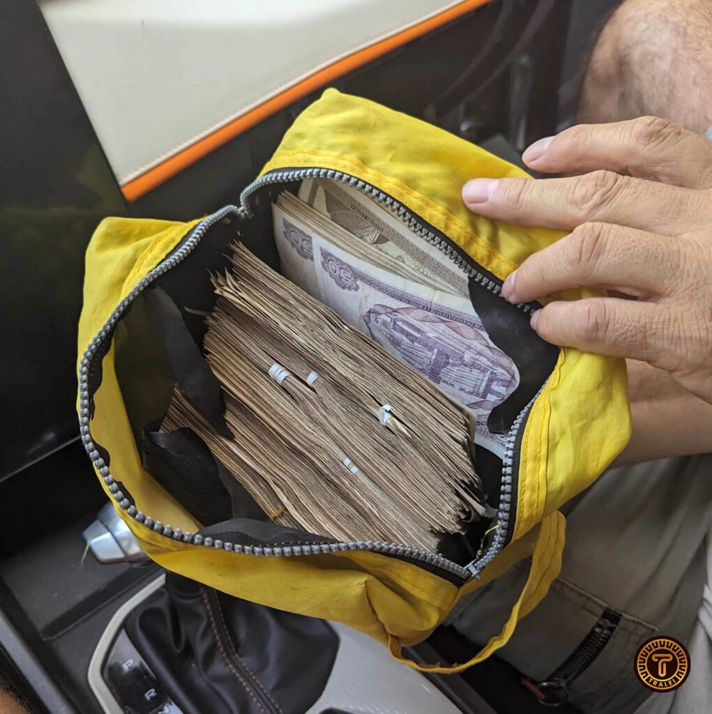 Money stacking in cuba. Cuban Pesos. CUP - Tralei